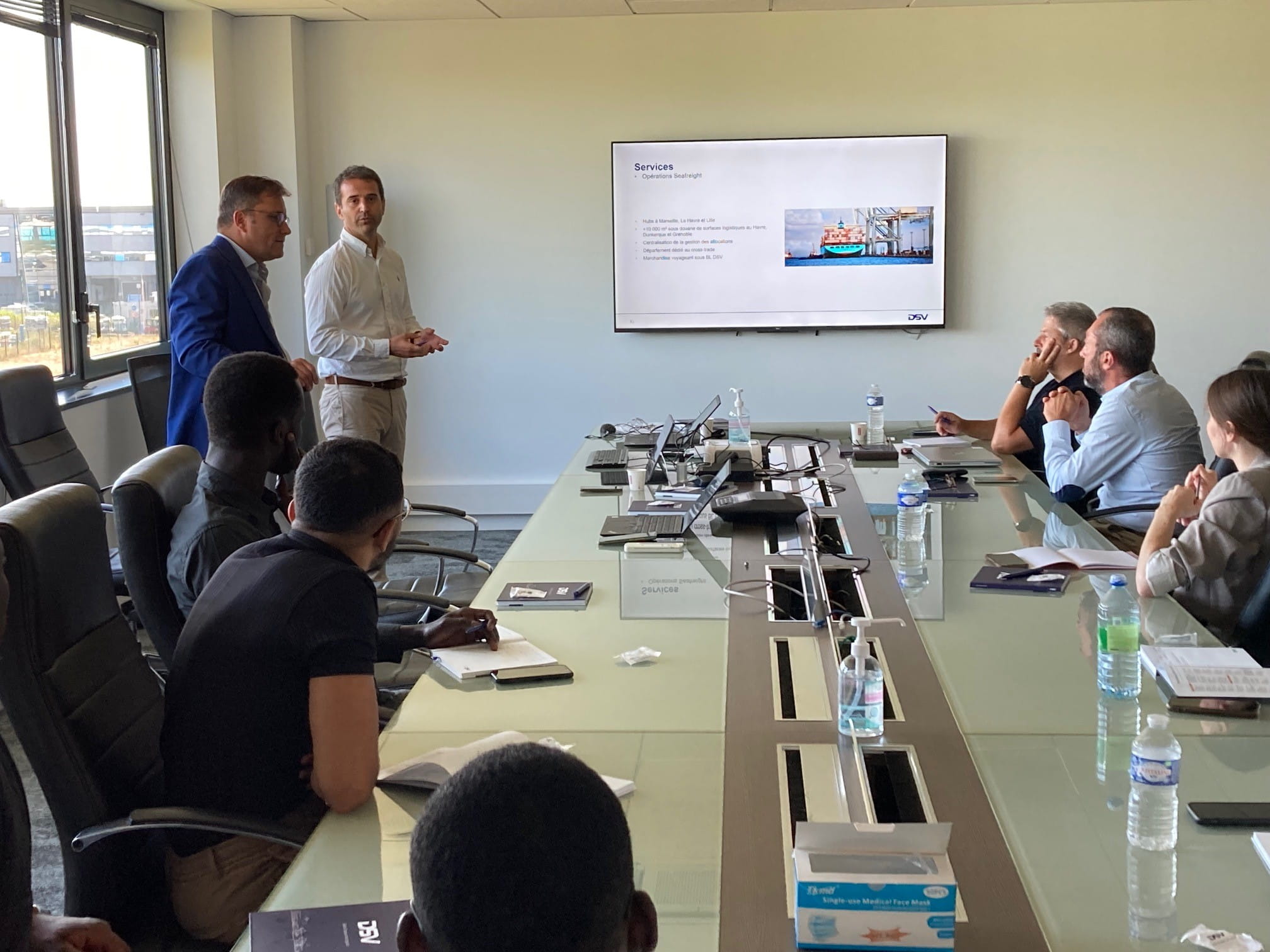 groupe de personne devant une présentation DSV